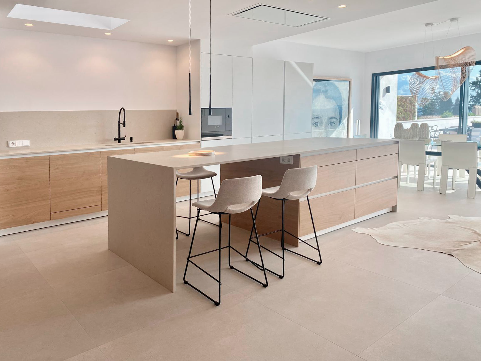 Cocina moderna con isla central en Trani Beige