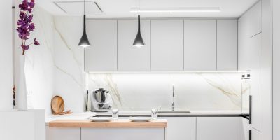 Cocina pequeña blanca y luminosa abierta al salón