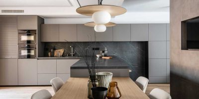 Cocina en L gris con madera